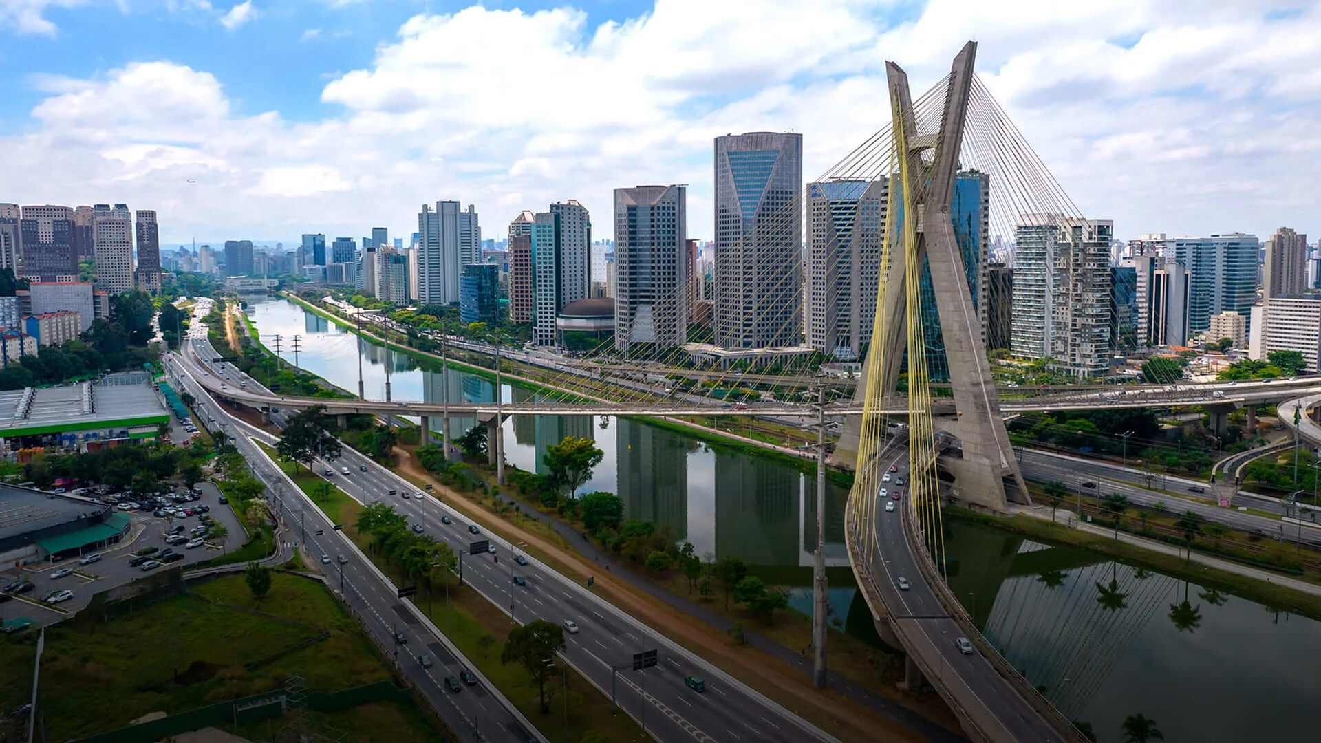 Imagem panorâmica de São Paulo com o texto: City Pass, Aproveite vantagens exclusivas e descontos imperdíveis!